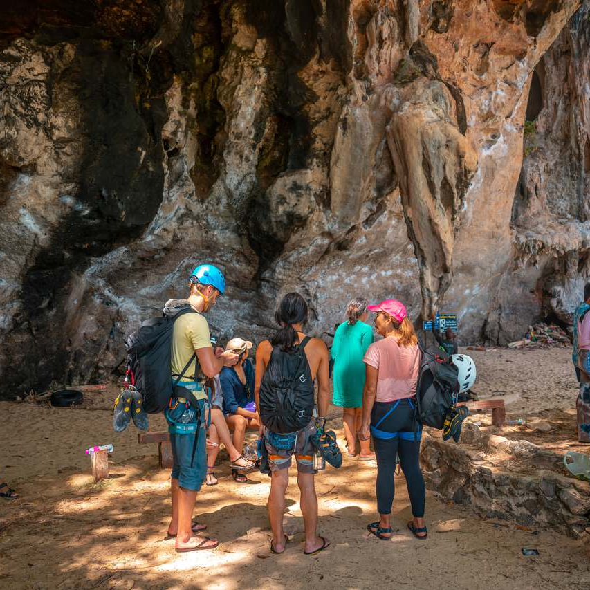 Khám phá hang động tại Krabi